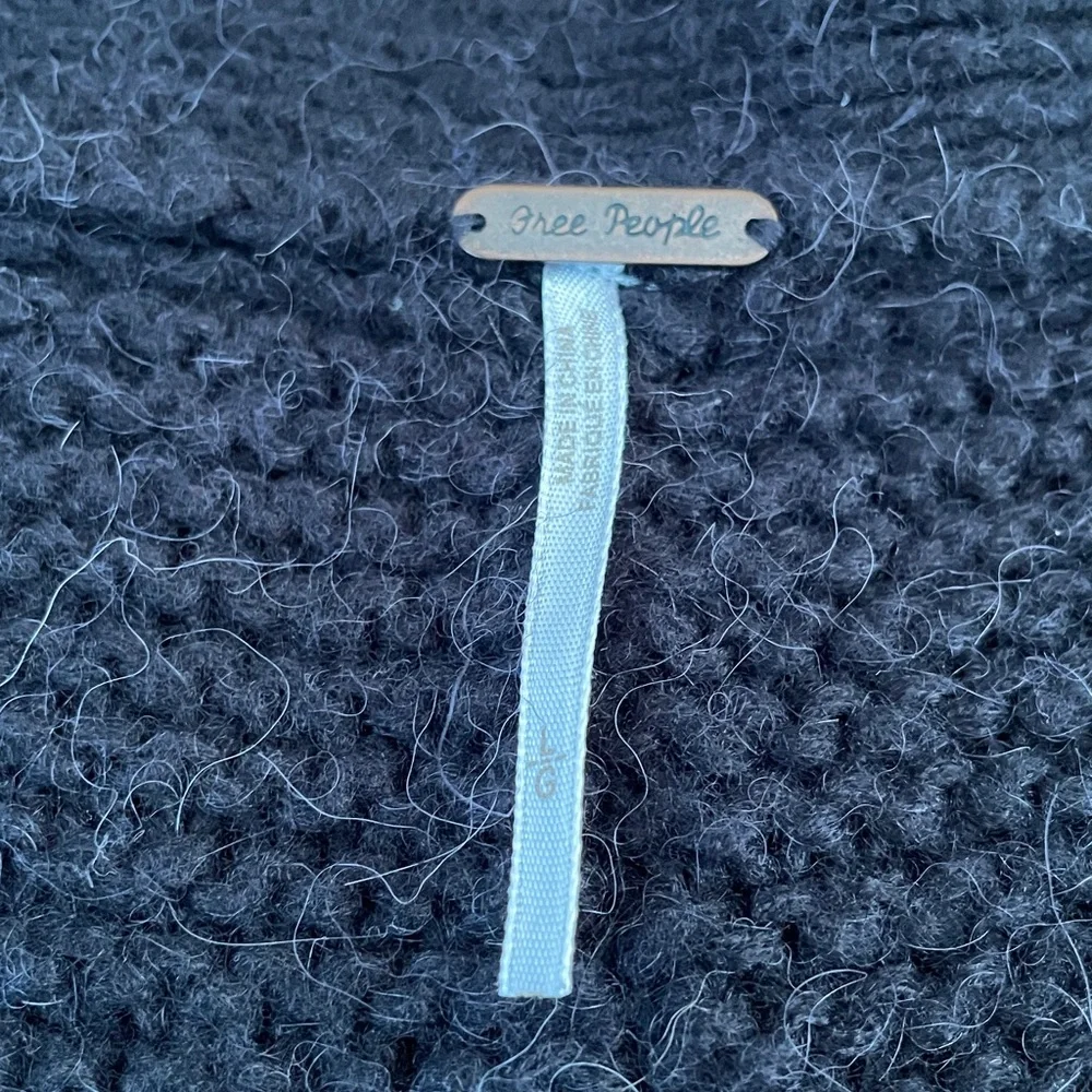 FREE PEOPLE ALPACA WOOL KNIT SWEATER Size L
Black
Like new - Picture 2 of 10